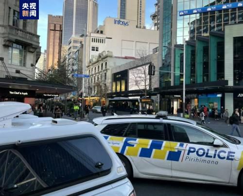 上半场两队节奏都打得飞快，尼克斯由布伦森、巴雷特和兰德尔三人轮番进攻，雄鹿则是在字母哥带领下连续冲击篮筐得手，场上比分也是十分胶着，利拉德半场结束前连续三分帮助雄鹿75-72领先结束上半场。
